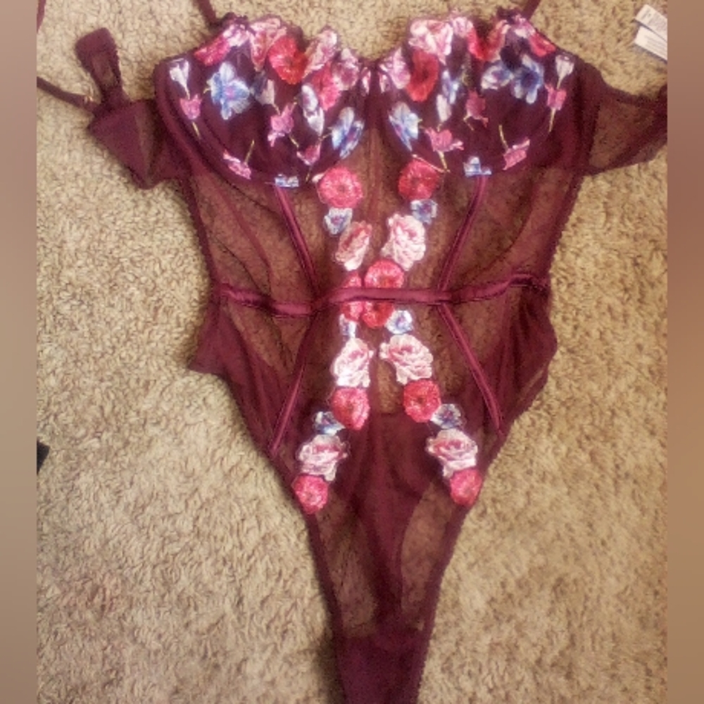 Victoria Secrets Embroidered Teddy M/170/96A